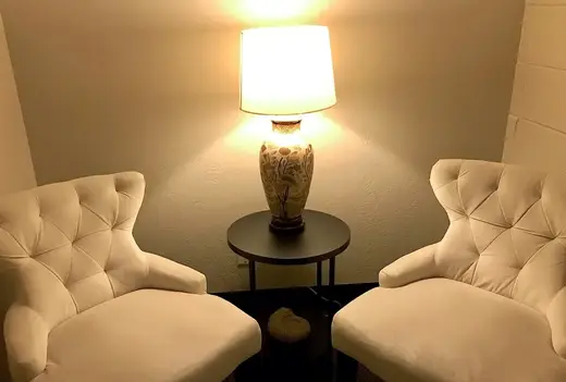 Cozy seating area with lamp at Flourish Women's Wellness detox center in Idaho.